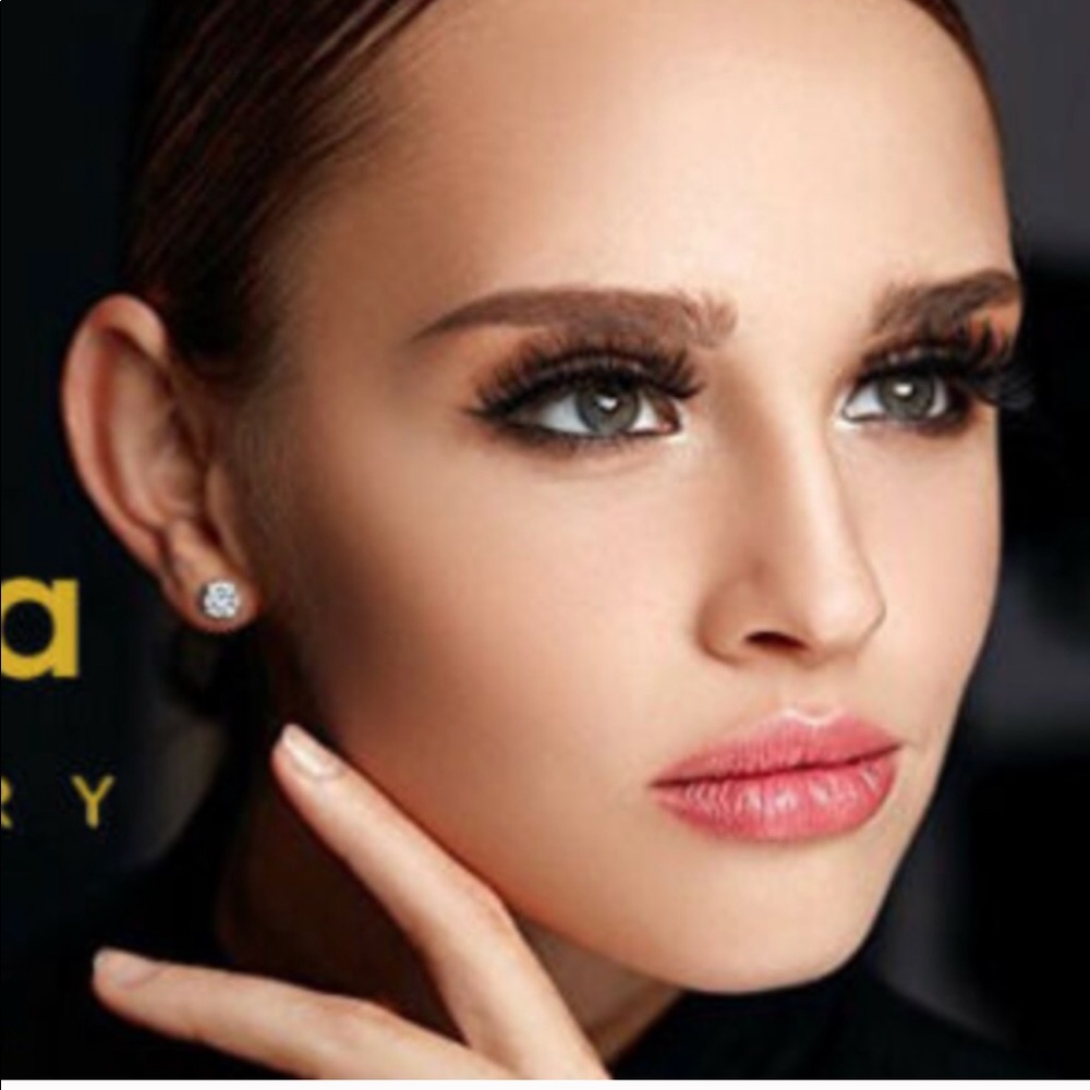 Delicate Swarovski Stud Earrings New - Picture 5 of 5